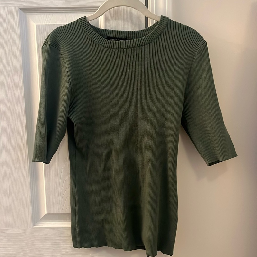 Cable & Gauge knit short sleeve sweater. Size med